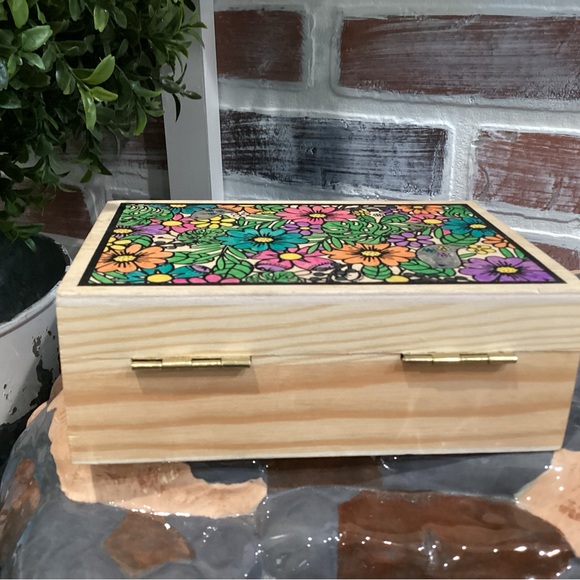 Solid Wood Keepsake / Trinket Box w/ beautifully painted or colored lid - Nice - Picture 4 of 12